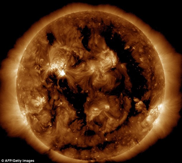 Các đốm đen trên bề mặt Mặt Trời xuất hiện cùng với các ngọn lửa