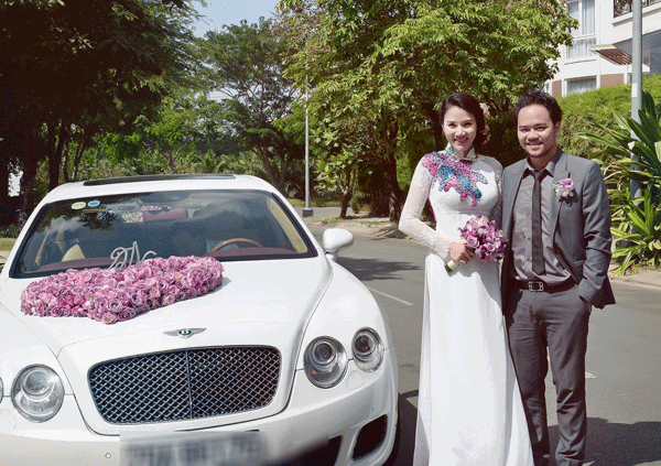 Trang Nhung ‘nổi bần bật’ trên xe cưới bạc tỷ