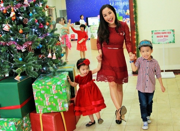 Ốc Thanh Vân vui vẻ đón Giáng sinh 2015 cùng gia đình