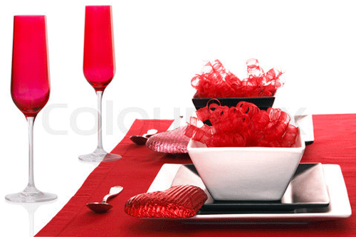 Trang trí bàn ăn cho thật bắt mắt với sự kết hợp mùa đỏ và màu trắng cho khăn trải bàn