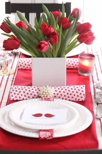 Hãy dùng một bình hoa để trang trí bàn ăn ngày Valentine