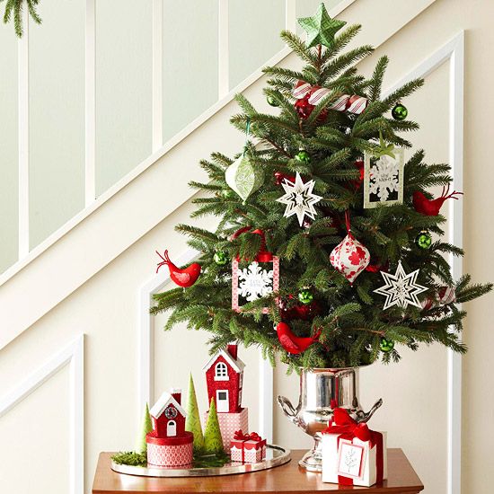 Cây thông mini rất thích hợp trang trí Noel cho những căn nhà chật 