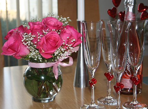 Trang trí phòng ngày Valentine đơn giản và ý nghĩa với hoa hồng đỏ