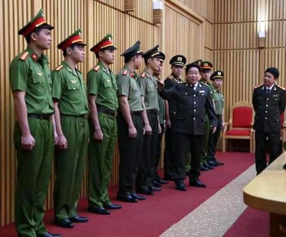 Trang phục c&ocirc;ng an