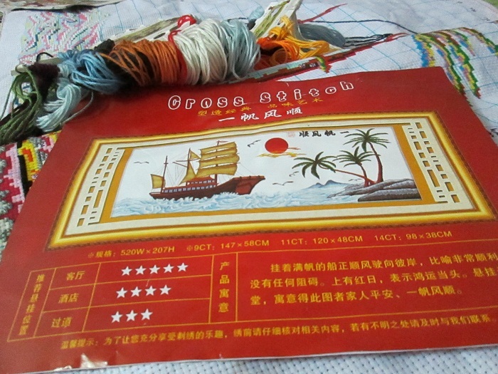 Tranh thêu chữ thập không có nhãn phụ tiếng Việt bán tràn lan
