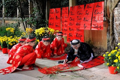Câu đối đỏ là vật dụng trang trí nhà khá quen thuộc trong dịp Tết của người Việt Nam 