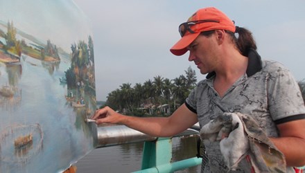Anh Serge đang ho&agrave;n thiện bức tranh về cảnh s&ocirc;ng Đế V&otilde;ng