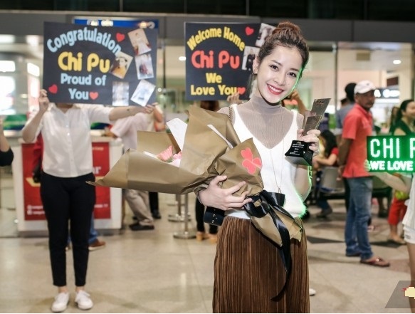 Chi Pu 'khoe' cúp tại sân bay bên rất nhiều người hâm mộ