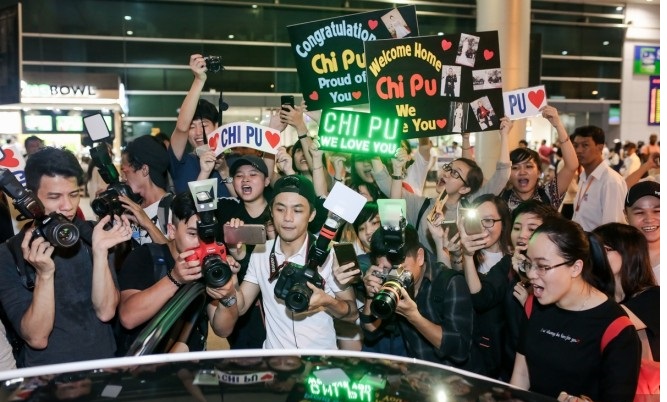 Chi Pu 'khoe' cúp tại sân bay bên rất nhiều người hâm mộ
