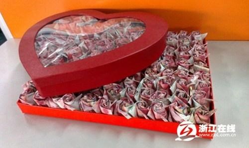 Hộp quà chứa 999 bông hoa hồng gấp bằng tờ 200 NDT (tổng số tiền tương đương 700 triệu đồng) là một món quà Valentine sang chảnh mà một thiếu gia nhà giàu ở Trung Quốc tặng người yêu mình và chính thức ngỏ lời cầu hôn. Ảnh: ChinaDaily.