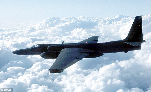 Hình ảnh của Lockheed U-2R/TR-1 trên bầu trời. 