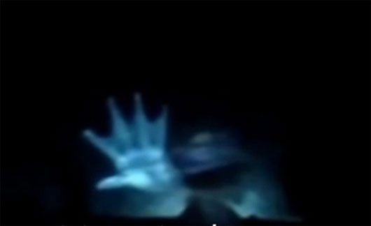 Bàn tay kỳ lạ xuất hiện cạnh tàu ngầm