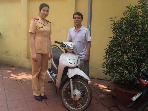 Thượng úy Phan Quỳnh Anh thay mặt chỉ huy Đội CSGT số 1 trao trả chiếc xe cho bị hại