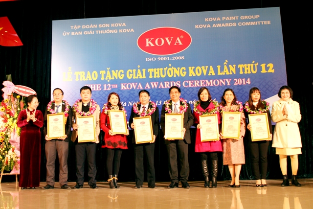 Phó Chủ tịch nước Nguyễn Thị Doan và Bà Nguyễn Thị Hòe, chủ tịch Tập đoàn sơn Kova trao phần thưởng cho các cá nhân và tập thể xuất sắc