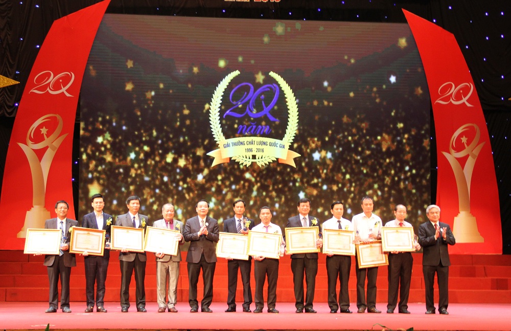 Bộ trưởng Chu Ngọc Anh và nguyên Bộ trưởng Nguyễn Quân trao bằng khen cho các doanh nghiệp