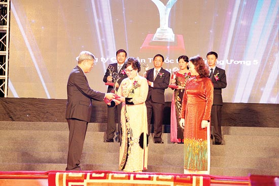 Các doanh nghiệp nhận Giải thưởng Chất lượng Quốc gia năm 2013 Ảnh: Quang Tuấn