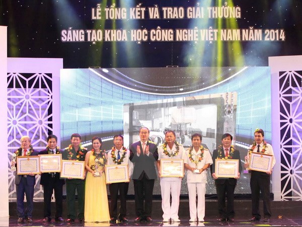Chủ tịch Mặt trận Tổ quốc Việt Nam Nguyễn Thiện Nhân trao Giải nhất giải thưởng Sáng tạo khoa học công nghệ Việt Nam năm 2014. (Ảnh: Anh Tuấn