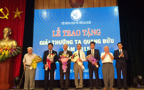 Ba nhà khoa học xuất sắc đã được Bộ trưởng Bộ Khoa học và Công nghệ ký quyết định tặng thưởng Giải thưởng Tạ Quang Bửu năm 2016.