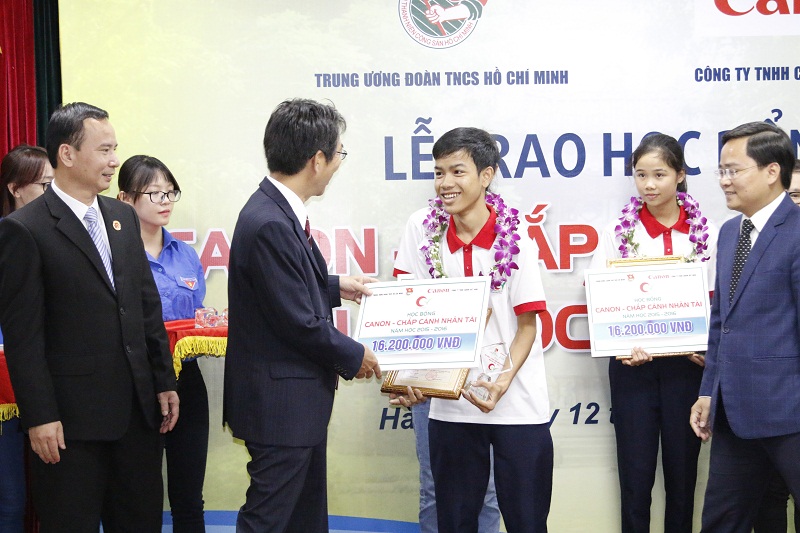 Lãnh đạo Công ty Canon Việt Nam tặng học bổng Canon chắp cánh nhân tài cho học sinh, sinh viên hoàn cảnh khó khăn học giỏi