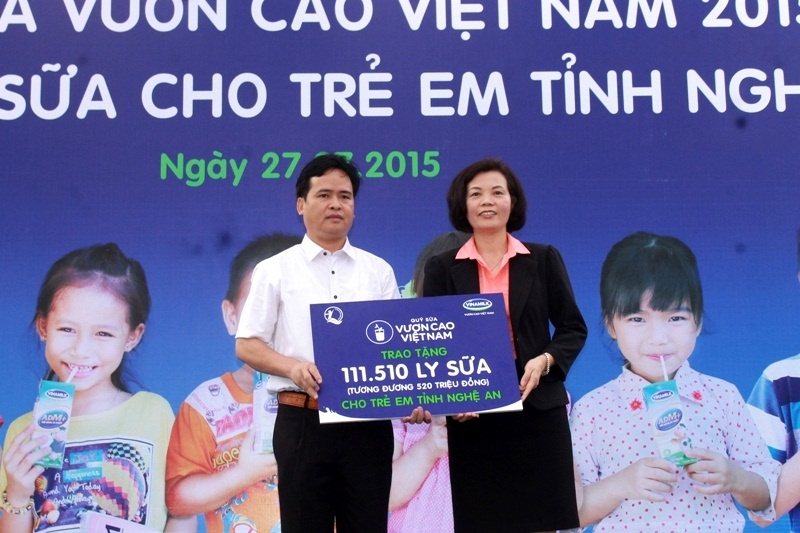 Bà Bùi Thị Hương, Giám Đốc Điều Hành Vinamilk trao tặng bảng tượng trưng 111.510 ly sữa tương đương 520 triệu đồng cho Quỹ Bảo trợ trẻ em tỉnh Nghệ An