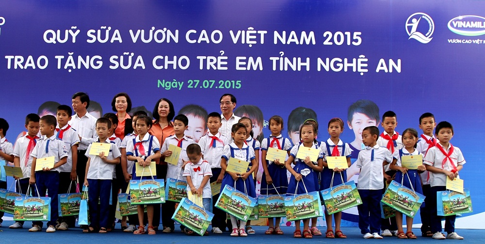 Vinamilk trao sữa cho trẻ em gia đình chính sách thuộc tỉnh Nghệ An