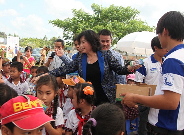 Phó chủ tịch Quốc hội Nguyễn Thị Kim Ngân trao sữa cho trẻ em tỉnh Bến Tre
