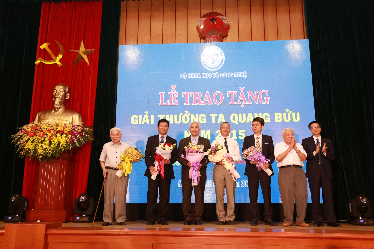 Phó Thủ tướng Vũ Đức Đam cùng với GS Hoàng Tụy, GS.VS Nguyễn Văn Hiệu chúc mừng các nhà khoa học nhận Giải thưởng Tạ Quang Bửu 2015