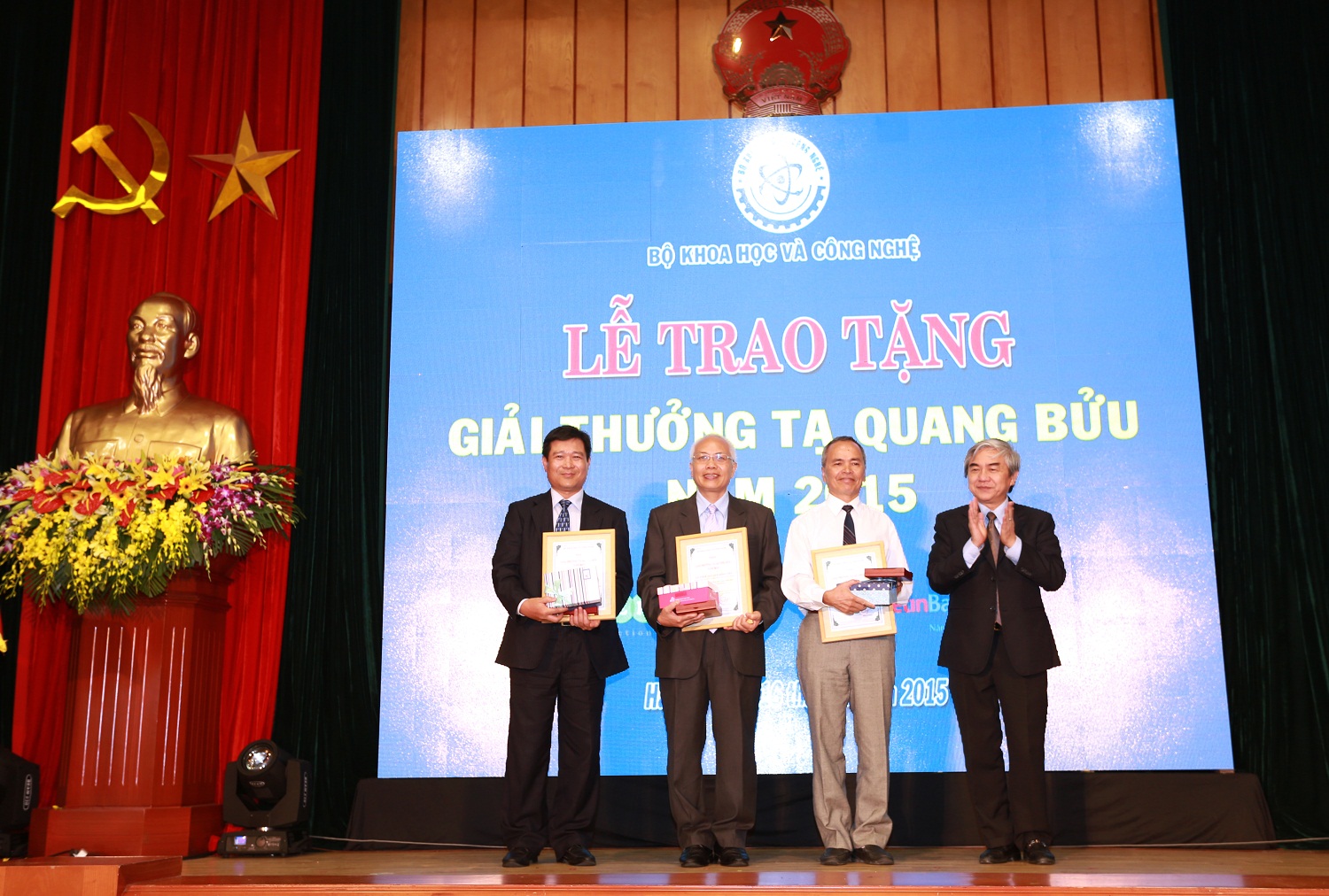 Bộ trưởng Bộ KH&CN Nguyễn Quân trao giải thưởng cho 3 nhà khoa học có công trình khoa học xuất sắc