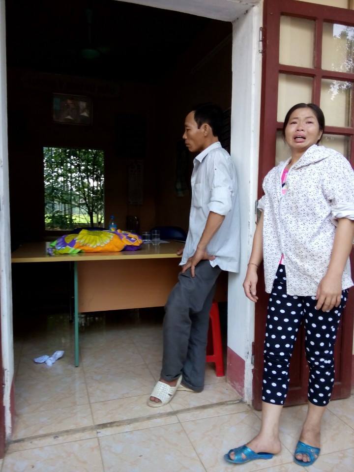Người nhà đau đớn mang thi thể cháu bé xấu số đến để ở Trạm y tế xã Xuân Thắng, huyện Thọ Xuân, tỉnh Thanh Hóa