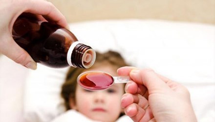 Cha mẹ nên cho trẻ uống siro chữa ho theo đúng chỉ dẫn về liều lượng hoặc tham khảo tư vấn của bác sĩ
