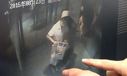 Hình ảnh Zhao ăn cắp trẻ sơ sinh qua camera an ninh