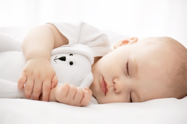 Trẻ sơ sinh không nên ăn no trước khi ngủ