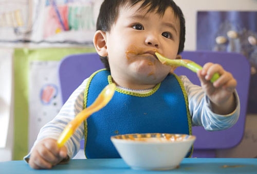 Sai lầm trong ăn uống nên tránh khi cho trẻ ăn dặm - ảnh 2