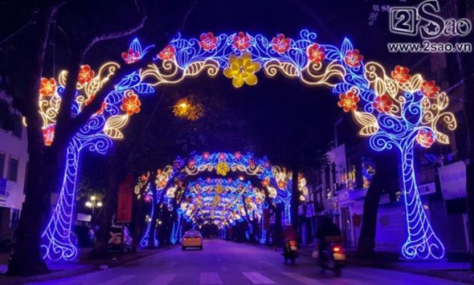 treo đèn trên phố Phan Đình Phùng
