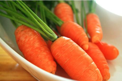 Cà rốt chứa nhiều beta carotin, vitamin B9, carotene và vitamin B1, vitamin B2, vitamin C