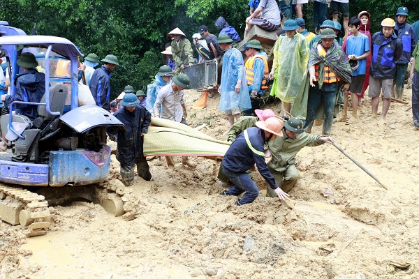 Thủ tướng Chính phủ yêu cầu các địa phương, bộ ngành nhanh chóng giúp người dân khắc phục hậu quả mưa lũ