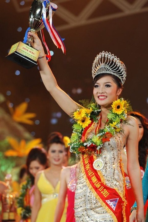 Triệu Thị Hà lúc đăng quang Hoa hậu các dân tộc Việt Nam 2011