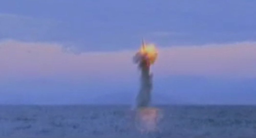 Hình ảnh cắt ra từ clilp của Triều Tiên, ghi lại cảnh phóng tên lửa từ tàu ngầm, được cho là diễn ra vào cuối tháng 12/2015. 