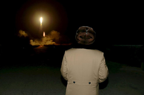 Kim Jong-un quan sát một cuộc diễn tập phóng tên lửa đạn đạo