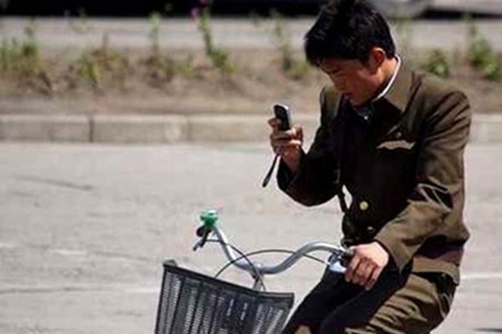 Người dân Triều Tiên sẽ bị kết tội phản quốc nếu sử dụng điện thoại Trung Quốc