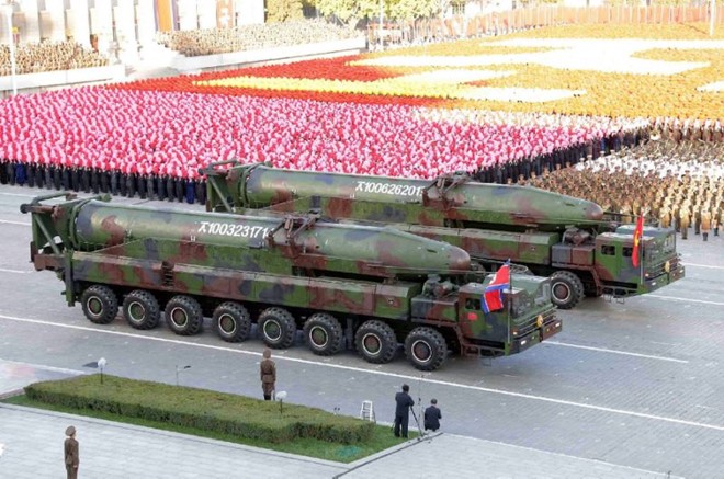 Triều Tiên ‘khoe’ tên lửa trong một buổi diễu binh ở thủ đô Bình Nhưỡng