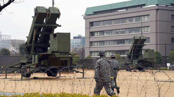Hệ thống đánh chặn tên lửa Patriot trong khuôn viên Bộ Quốc phòng Nhật Bản ở Tokyo sẵn sàng bắn hạ tên lửa đạn đạo Triều Tiên