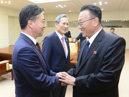 Bộ trưởng Thống nhất Hàn Quốc Hong Yong-pyo (trái) bắt tay với Trưởng ban Mặt trận thống nhất trung ương Triều Tiên Kim Yang-gon sau khi đạt được thỏa thuận