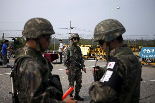 Binh sĩ Hàn Quốc tại đường dẫn vào làng đình chiến Bàn Môn Điếm thuộc Khu phi quân sự ngày 24/8 trong bối cảnh căng thẳng liên Triều dâng cao