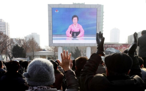 Người dân Triều Tiên theo dõi thông tin trên truyền hình nước này về vụ thử nghiệm thành công bom nhiệt hạch ngày 6/1