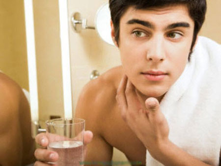 Làm đẹp bằng cách uống nhiều nước giúp loại bỏ độc tố gây ảnh hưởng làn da của nam giới