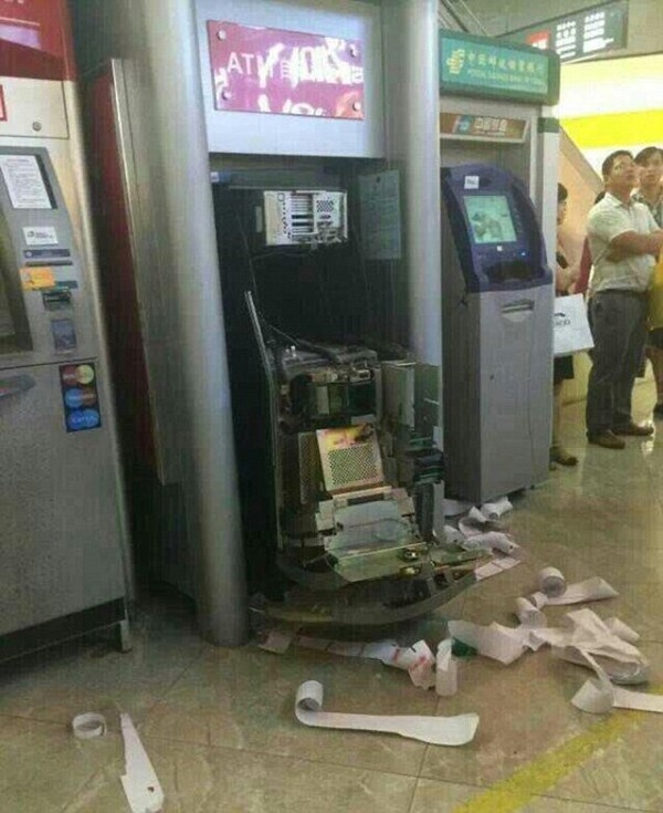 Hiện chưa rõ số tiền bị trộm đi từ cây ATM Vietcombank là bao nhiêu