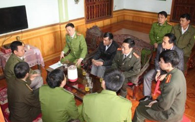 Lãnh đạo Công an tỉnh Nghệ An thăm, động viên và trao tiền hỗ trợ cho nạn nhân