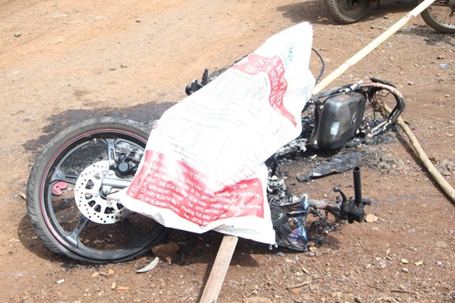 Chiếc xe máy của 2 trộm chó cháy rụi tại hiện trường