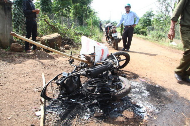 Hiện trường nghi án hai kẻ trộm chó bị đánh chết đốt xe máy ở thôn 3 xã Ea Kao (TP Buôn Ma Thuột, Đắk Lắk)